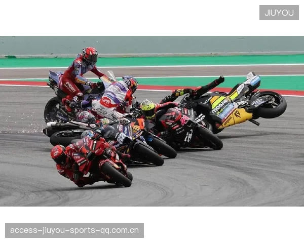 MotoGP战况惨烈，多车连环事故引红旗暂停